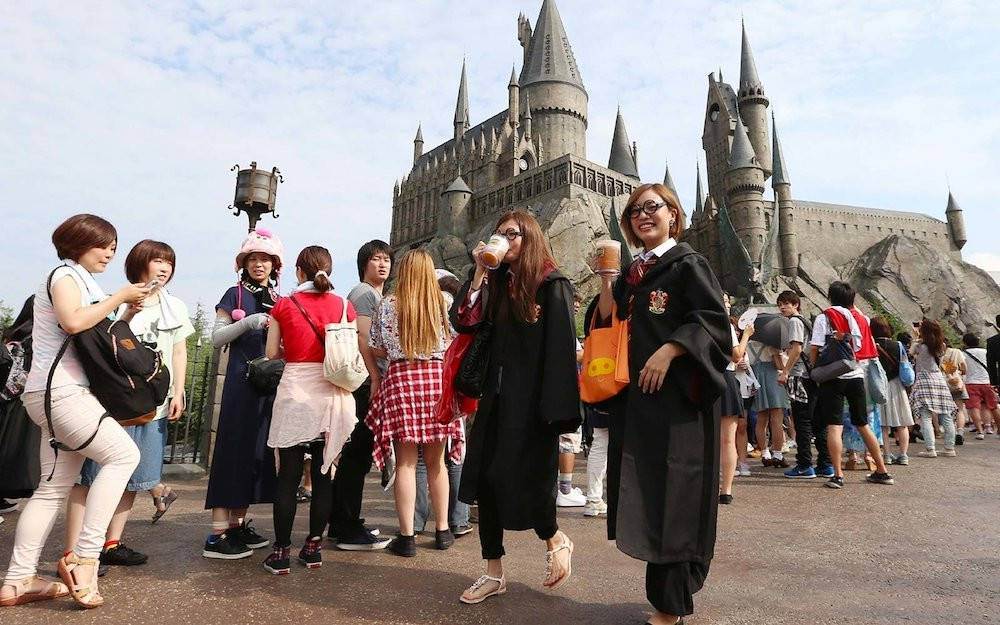 日本環球影城集結多元主題園區,哈利波特園區與人氣雲霄飛車吸引大批遊客。(圖/找到了旅行社提供)