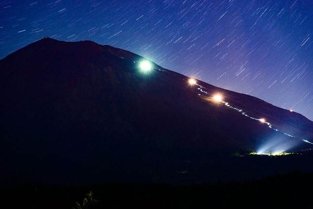 凌晨出發,頭燈在黑夜中連成銀河,只為迎接<a href='/search/tags/富士山/' target='_blank'>富士山</a>頂的第一道曙光。(圖/<a href='/search/tags/找到了旅行社/' target='_blank'>找到了旅行社</a>提供)