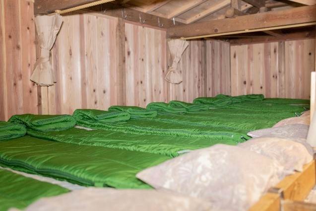 富士山登山行程安排山屋過夜,體驗大通鋪形式的登山生活。(圖/找到了旅行社提供)