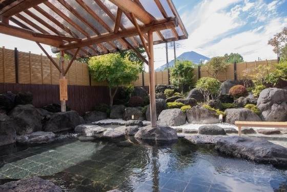 登山行程結束後,旅客享受富士山麓溫泉,舒緩攻頂後的疲勞。(圖/找到了旅行社提供)