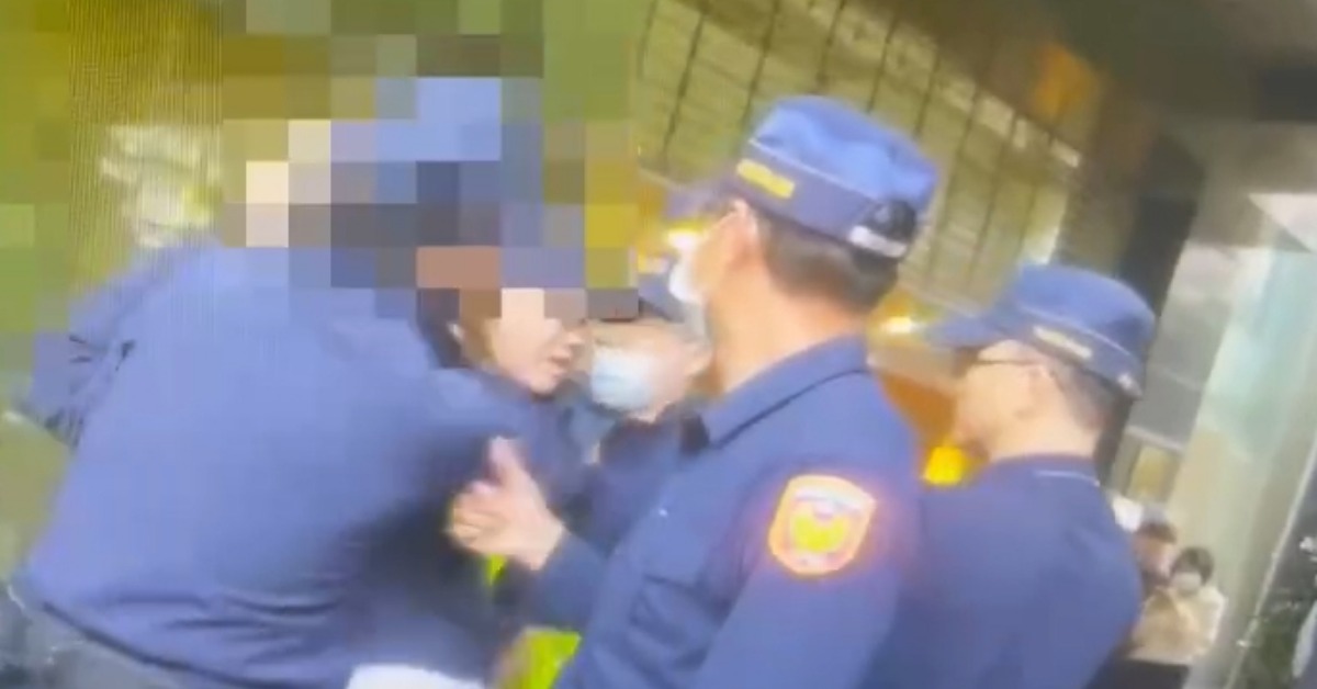 立法院旁大樓3日遭民眾闖入，警方隨即將人壓制。（圖／東森新聞）