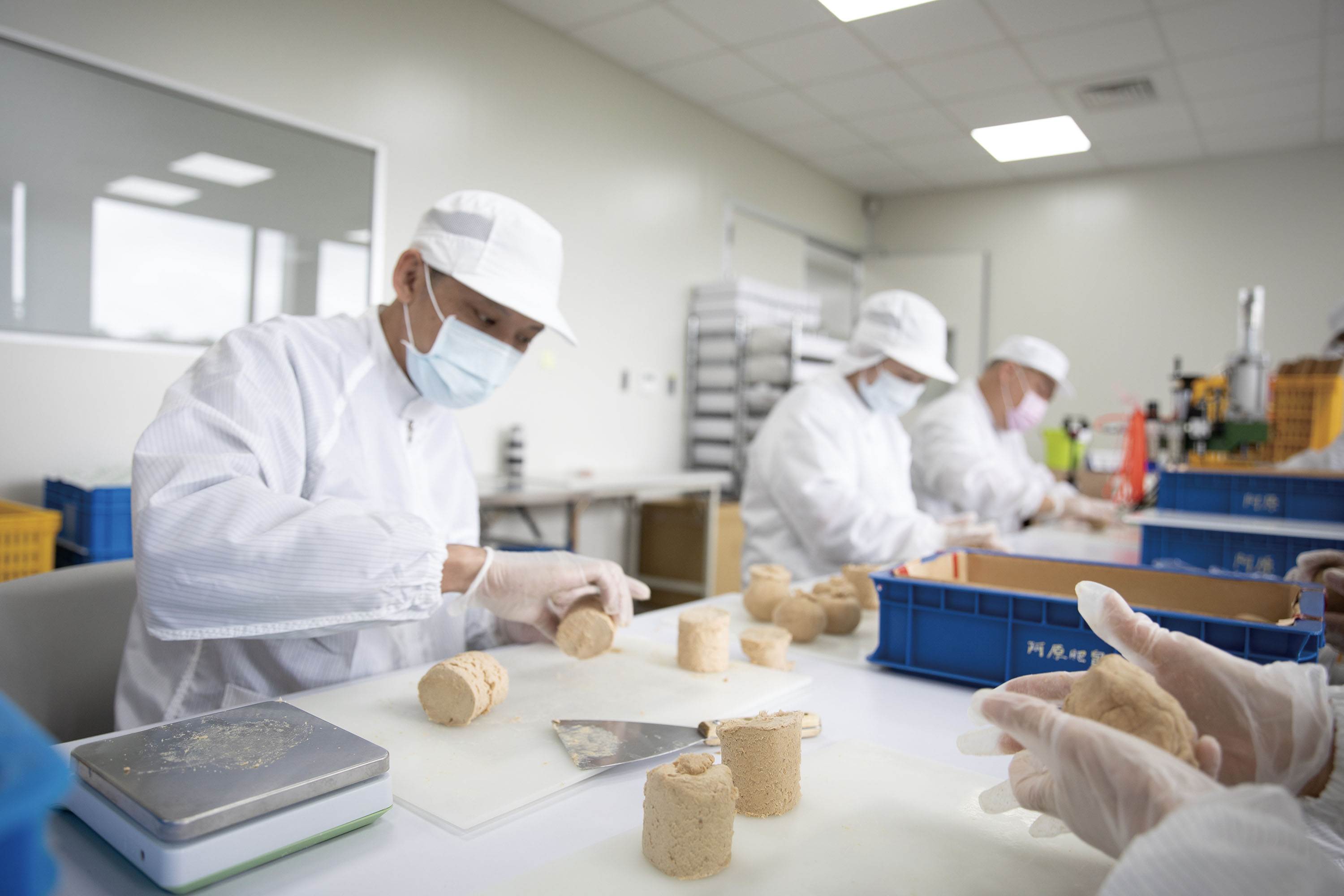 圖3.【阿原】北海明珠製皂現場依循GMP與ISO制度規範進行標準化作業流程，從秤料、成型到_0