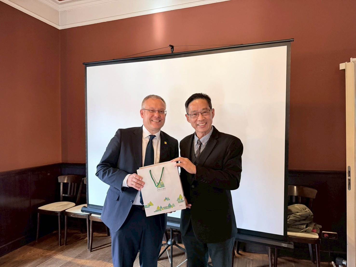 德勒斯登市政府 經濟事務副市長Mr. Jan Pratzka(左一)與市府經發局張峯源局長(右一)。(圖/台中市政府經濟發展局提供)