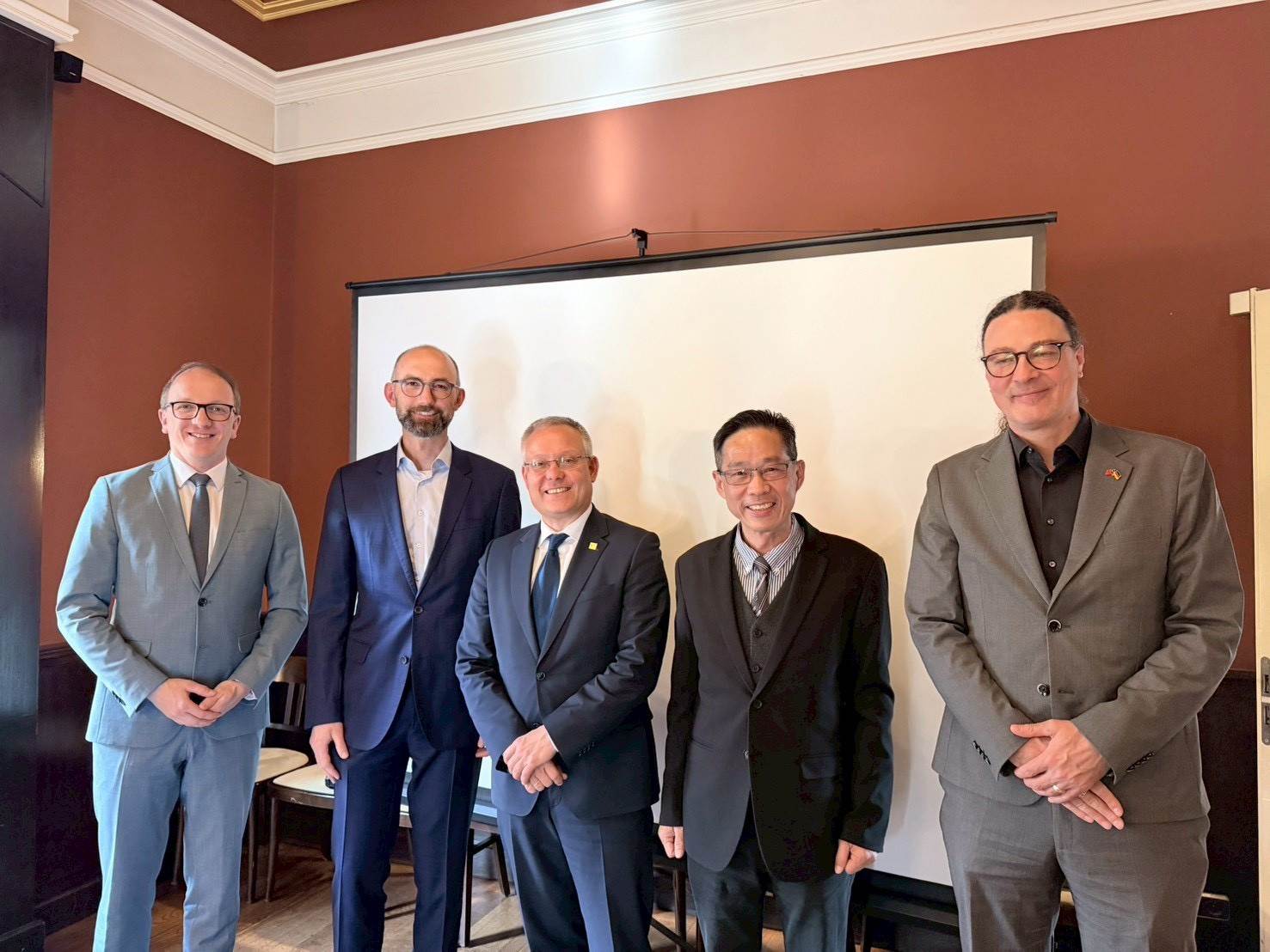 德國機械設備製造業聯合會 (東部分會) 會長Mr. Alexander Jakschik(左一)、德勒斯登工商總會 執行長Mr. Lukas(左二)、德勒斯登市政府 經濟事務副市長Mr. Jan Pratzka(左三)、市府經發局張峯源局長(右二)、德勒斯登市政府 經濟發展辦公室主任Mr.Steffen Rietzschel(右一)合影。(圖/台中市政府經濟發展局提供)