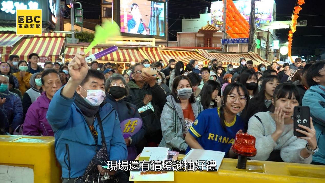 民眾齊聚現場參與猜燈謎活動,共度溫馨熱鬧的元宵佳節。(圖/東森新聞)