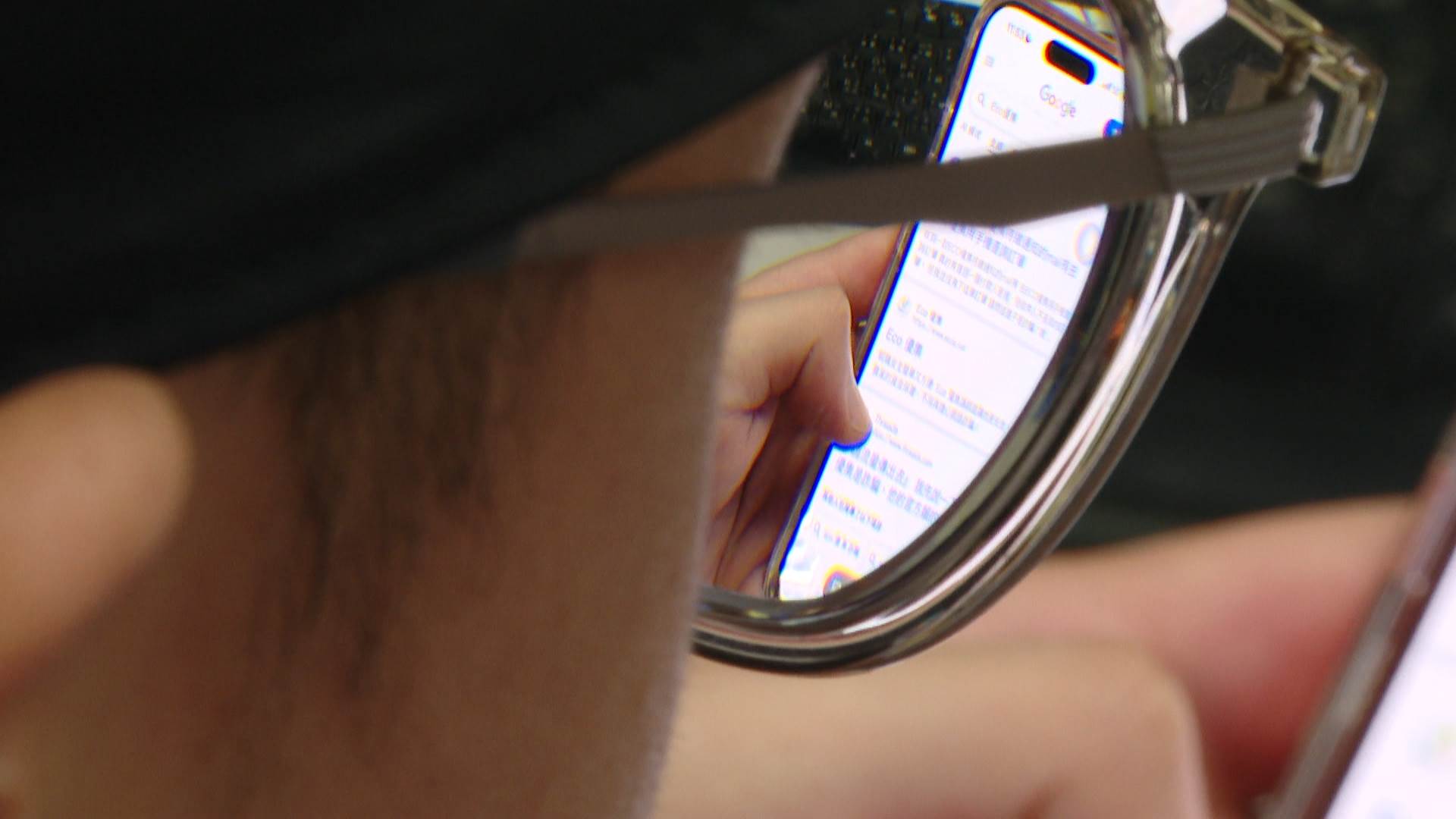 現代人生活型態改變不論是在低光源環境滑手機，或是夜間開車，夜視力的重要性愈來愈受到重視。（圖／東森新聞）