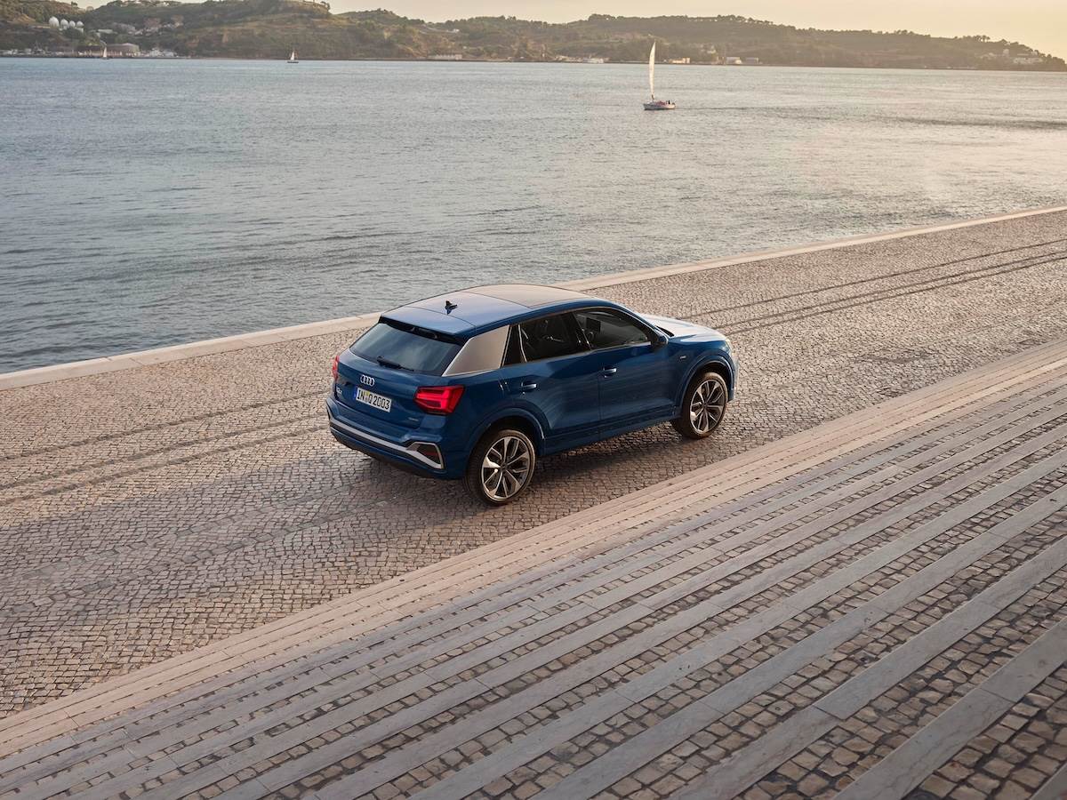 35 TFSI S line運動版標配專屬外觀套件、保險桿霧銀鍍鉻飾條與月光銀C柱飾板。(圖/台灣奧迪提供)