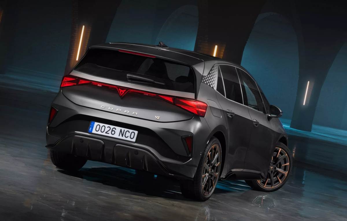 車尾部分的變動相當明顯,中央擁有了會發光的Cupra廠徽。(圖/Cupra提供)
