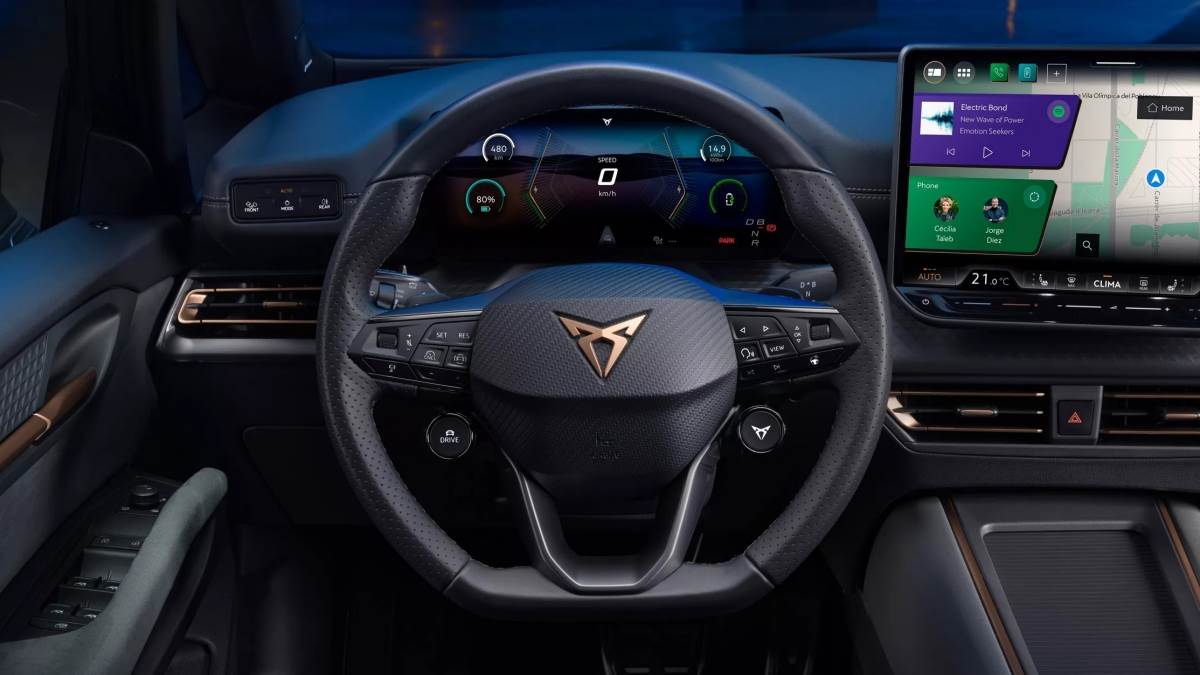 車輛方向盤換回傳統觸控式設計,這也是福斯集團的改變方向。(圖/Cupra提供)