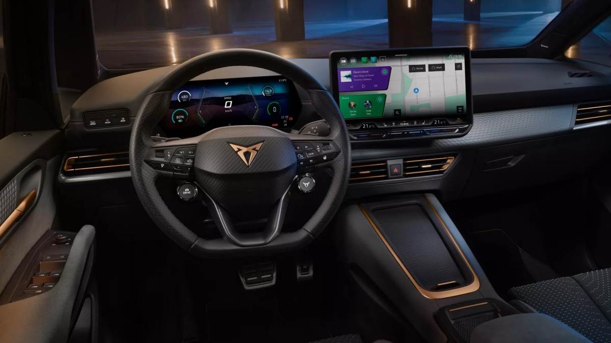 儀表板換成了10.25吋的數位螢幕,中央12.9吋的車載娛樂螢幕也換上全新Android系統。(圖/Cupra提供)