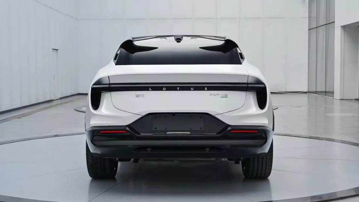 車尾下方可以看到排氣尾款，這是For Me與Eletre最明顯的差別。（圖／蓮花提供）