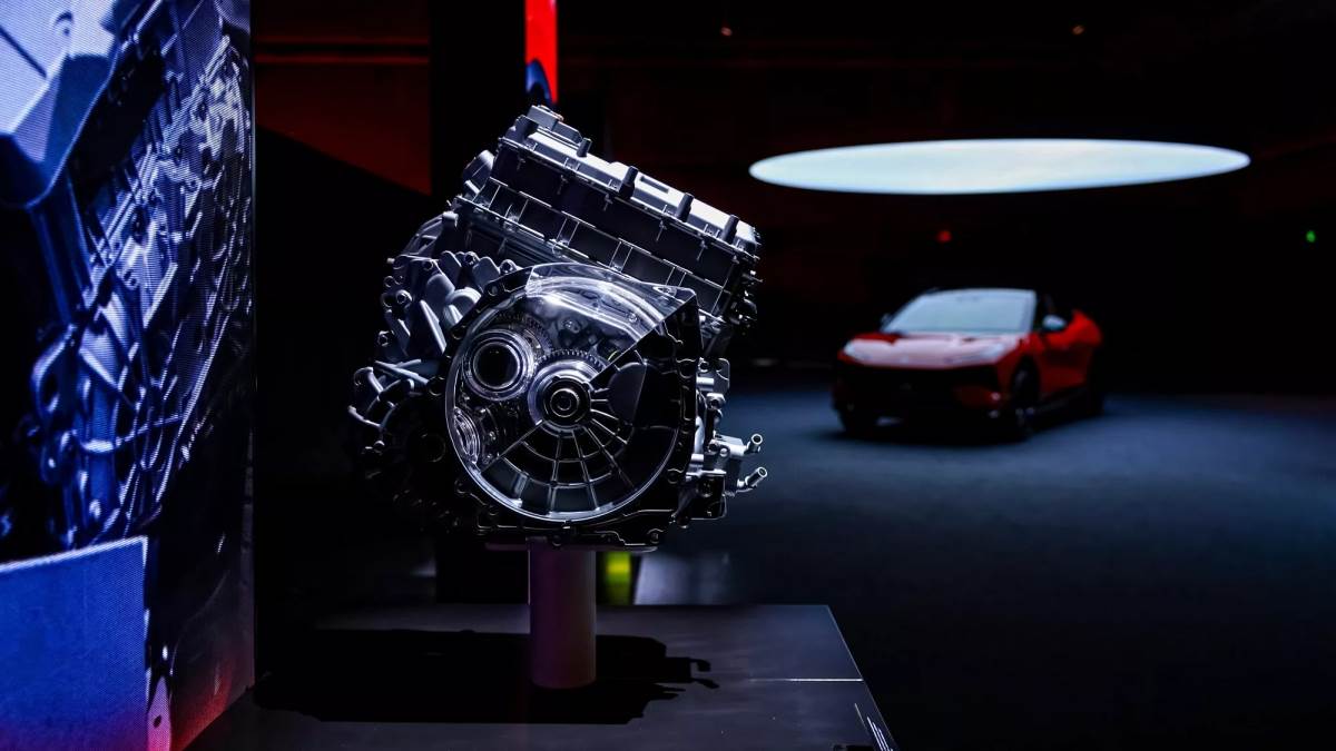 車輛搭載一具2.0升渦輪增加引擎，與兩具電動馬達結合，創造出高達939匹的最大馬力。（圖／蓮花提供）