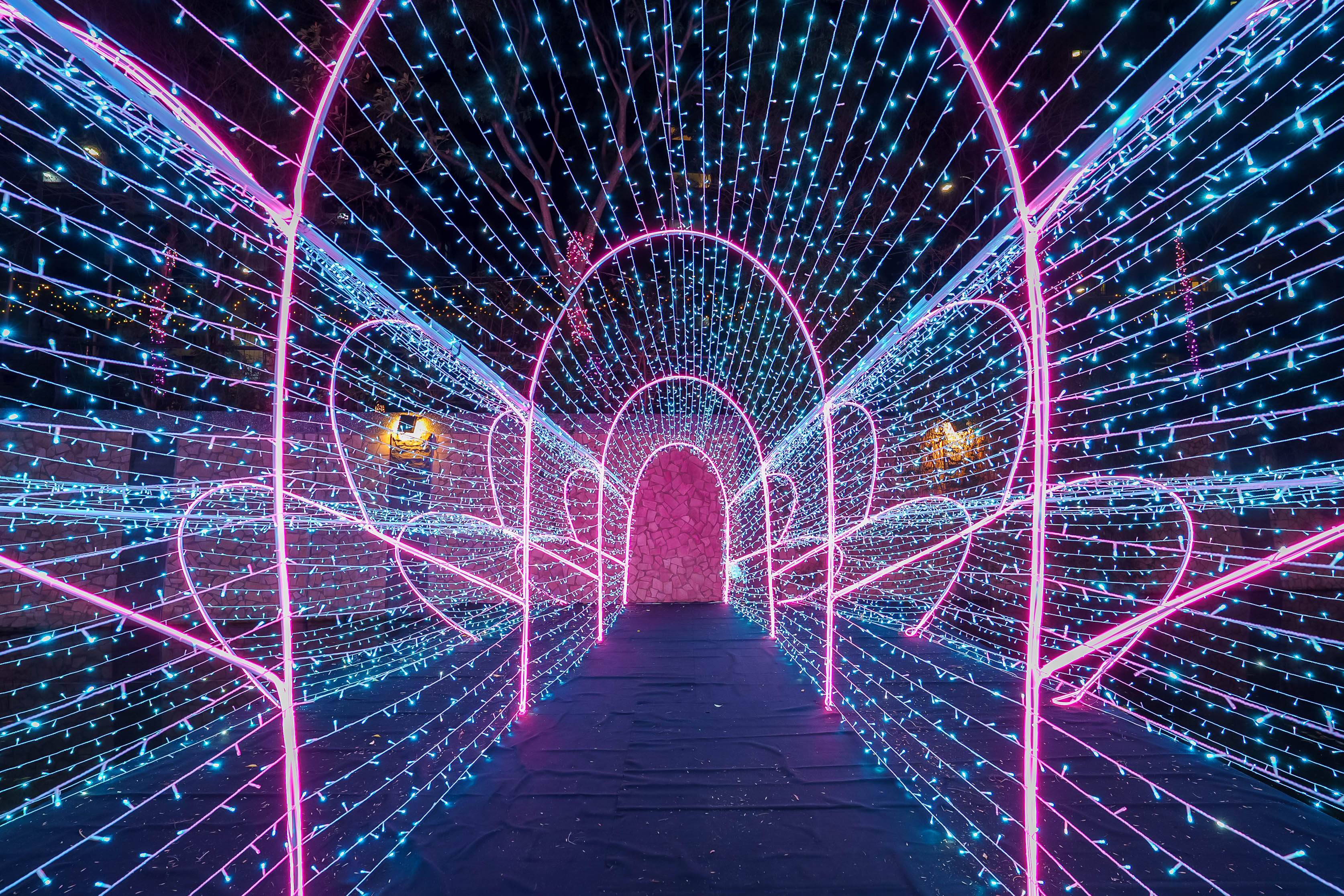 圖1-星光燈飾沿著河廊延伸，與夜色中的中港大排相互輝映