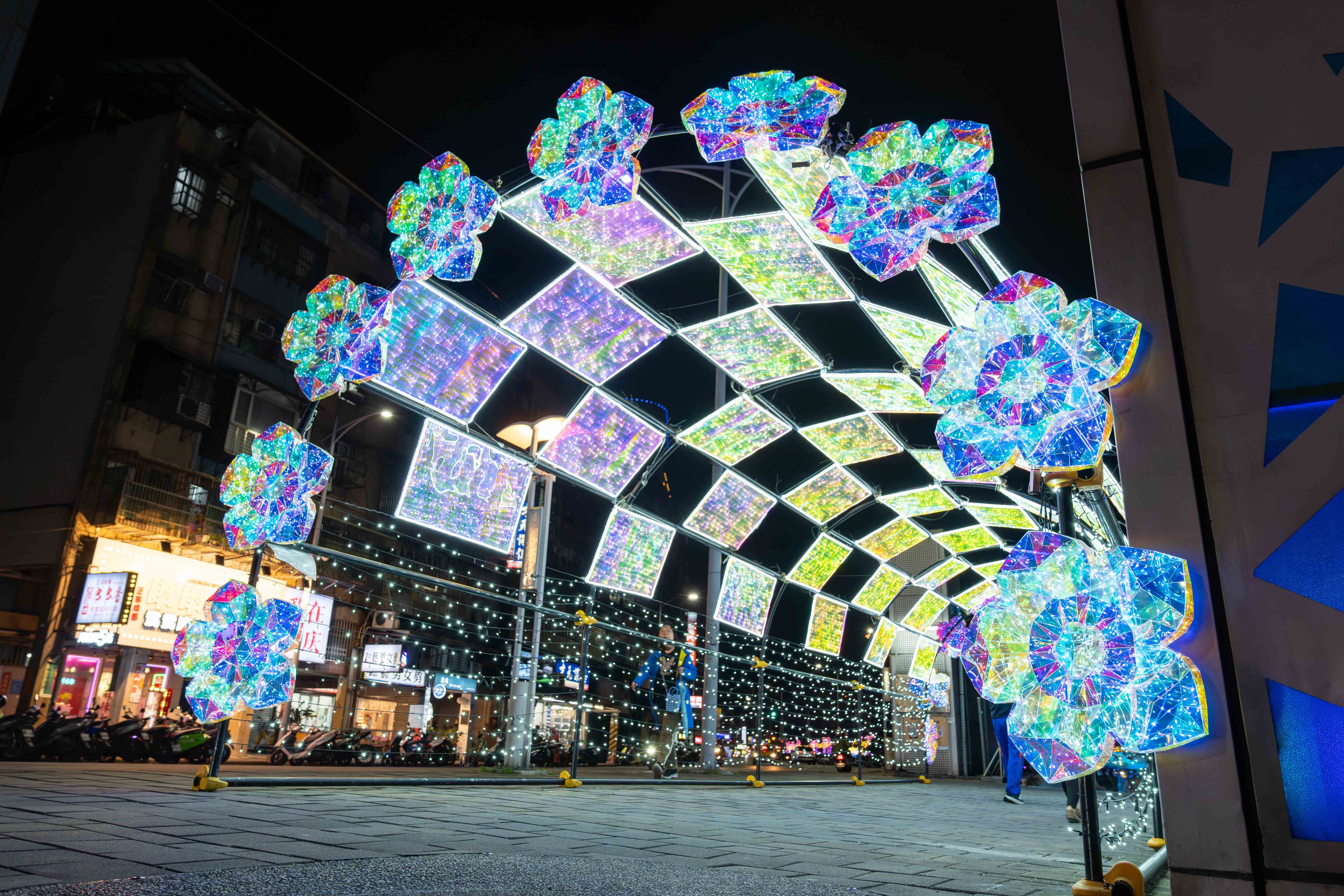 圖3-入口意象燈飾迎接每一位踏入中港河廊的旅客