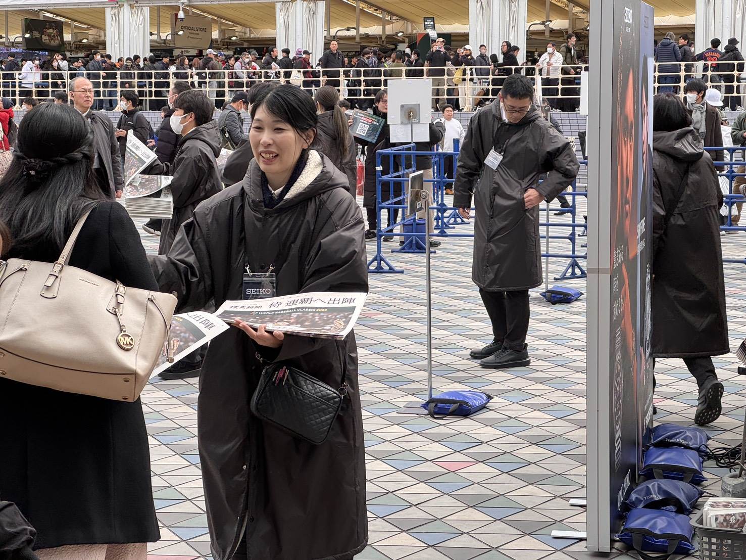 台日大戰今登場，日本媒體關注度高，在東京大巨蛋外發號外快報。李明鴻攝