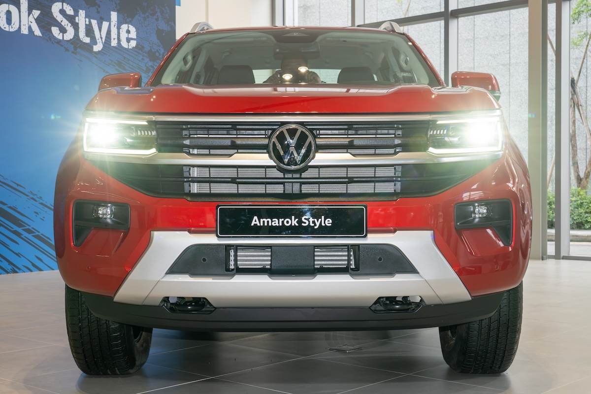 Amarok Style車頭前方採用車身同色的大型前保桿搭配銀色防刮下護板。（圖／台灣福斯商旅提供）