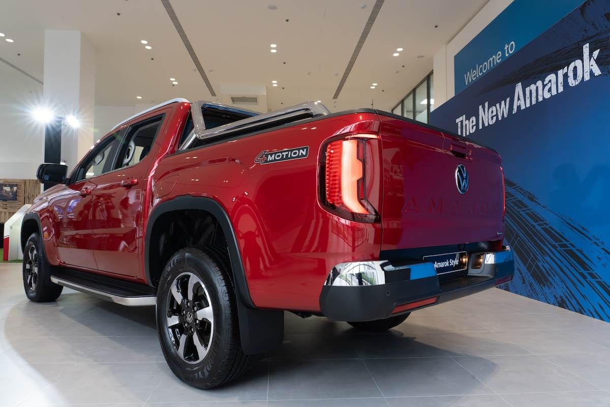 外觀換上車身同色車側後視鏡及門把、黑色後保桿含鍍鉻飾條、車身同色尾門門把、18吋銀色鋁圈含頂級公路胎、側踏含鍍鉻飾條、鍍鉻銀車斗防護架等配備。（圖／台灣福斯商旅提供）