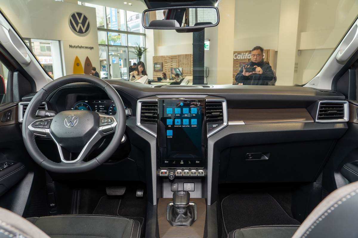 車室部分飾板換裝類木頭紋路，且同樣搭載中控台旗艦型數位儀表、大螢幕影音系統等，駕駛座前方內建12.3吋Digital Cockpit全邏輯數位化儀表。（圖／台灣福斯商旅提供）