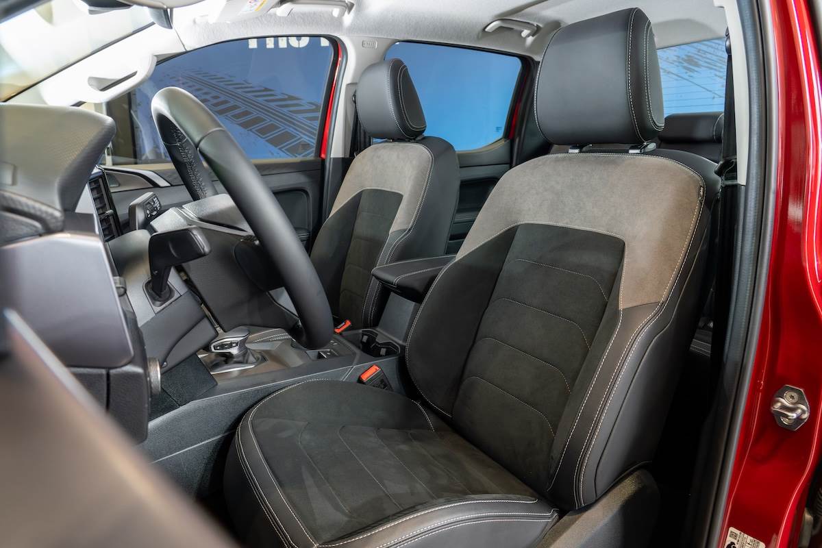 座椅採用ArtVelours高級絲絨材質，同時駕駛座配備10向電動調整座椅（含電動腰靠調整功能）。（圖／台灣福斯商旅提供）