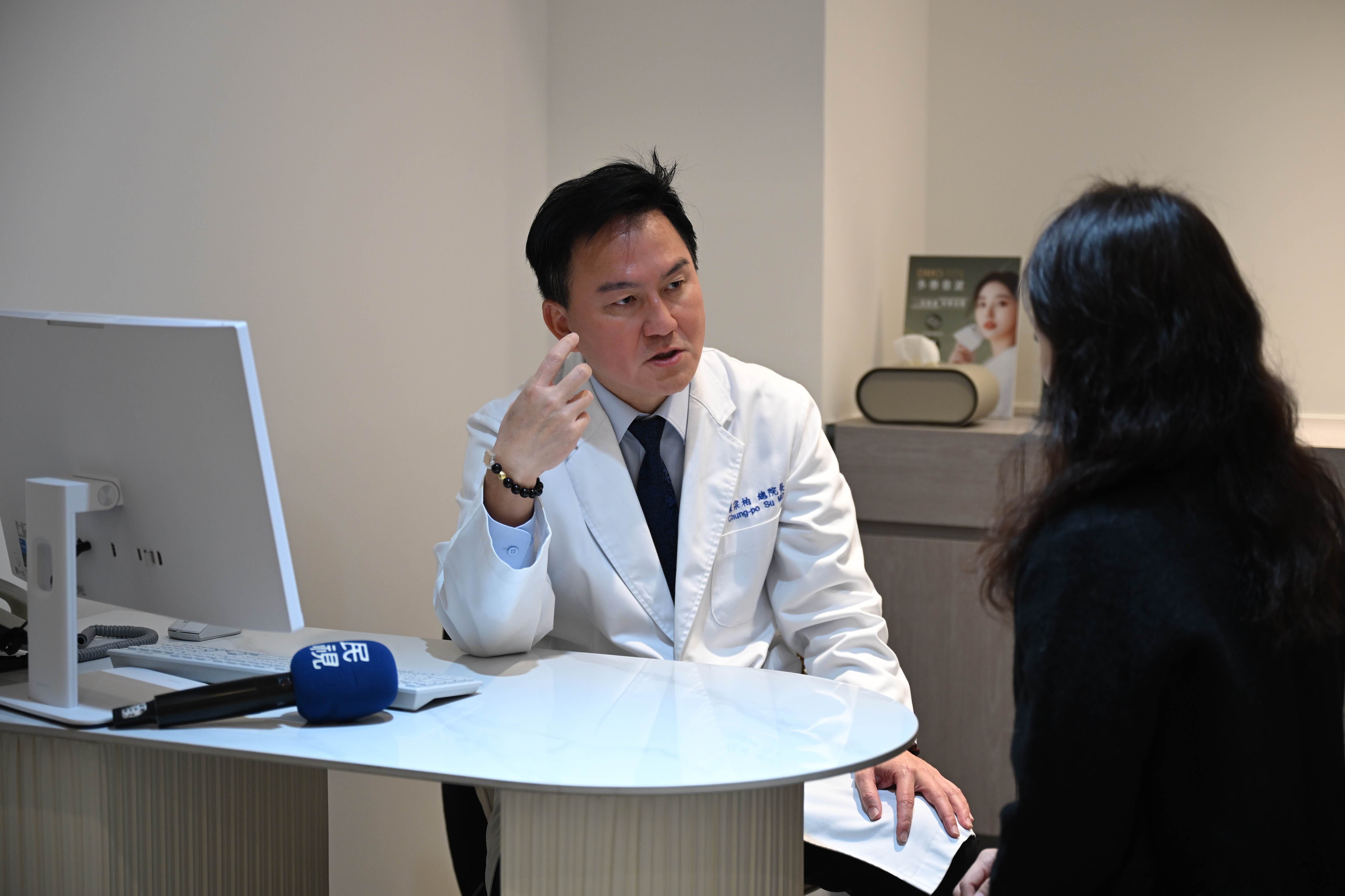專業醫護諮詢服務,蘇宗柏院長親自與患者進行深度訪談,透過精準評估,為每位貴賓量身打造專屬的健康管理與再生醫學療程。.JPG