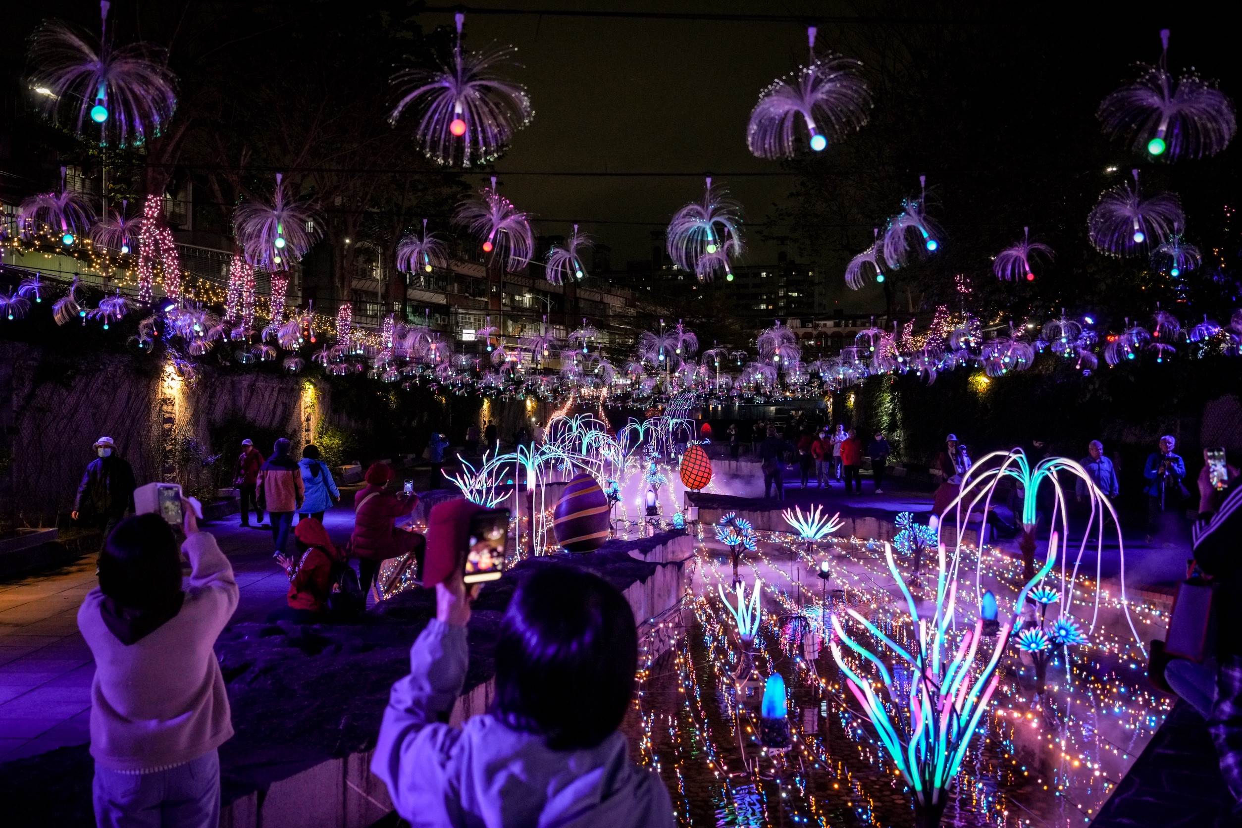 浪漫燈飾，點亮中港河廊夜間景緻，讓河道在夜色中閃耀動人