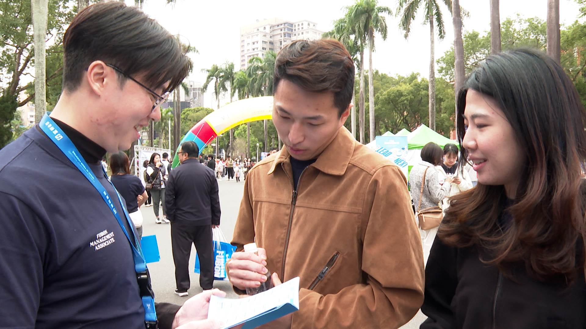 金融業校園徵才開跑，吸引大批學生到場了解金融科技與AI相關職缺。（圖／東森新聞）