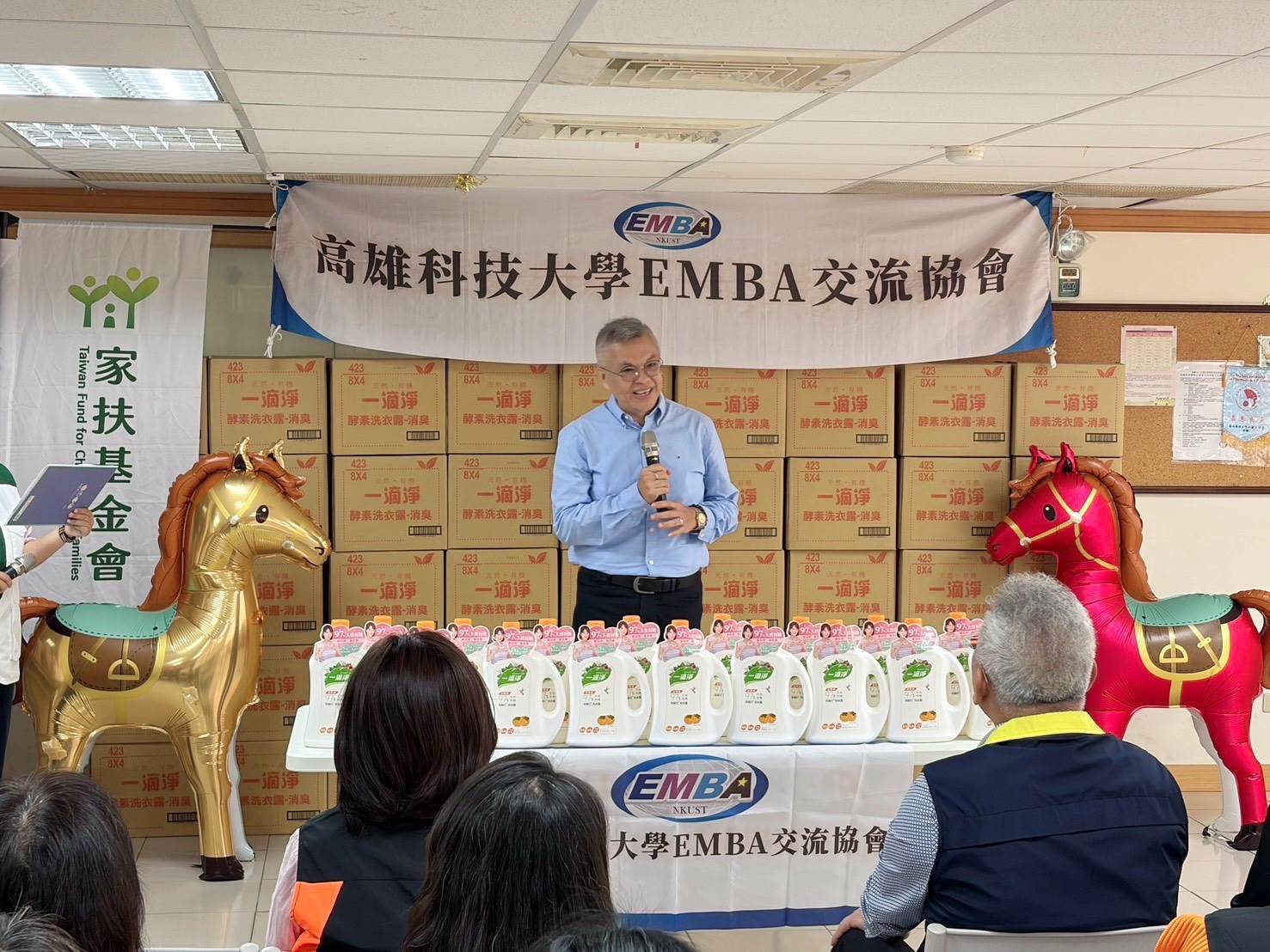 高雄科技大學EMBA交流協會於3月7日在南高雄家扶中心舉行公益捐贈儀式(高科大企管系盧正壽主任)。（圖／高雄科技大學EMBA交流協會提供）