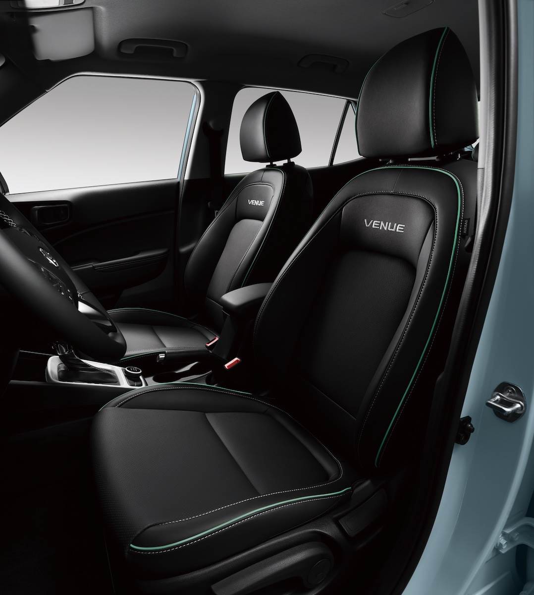 內裝換裝專屬「冰川藍管條打孔黑座椅」。（圖／南陽實業提供）