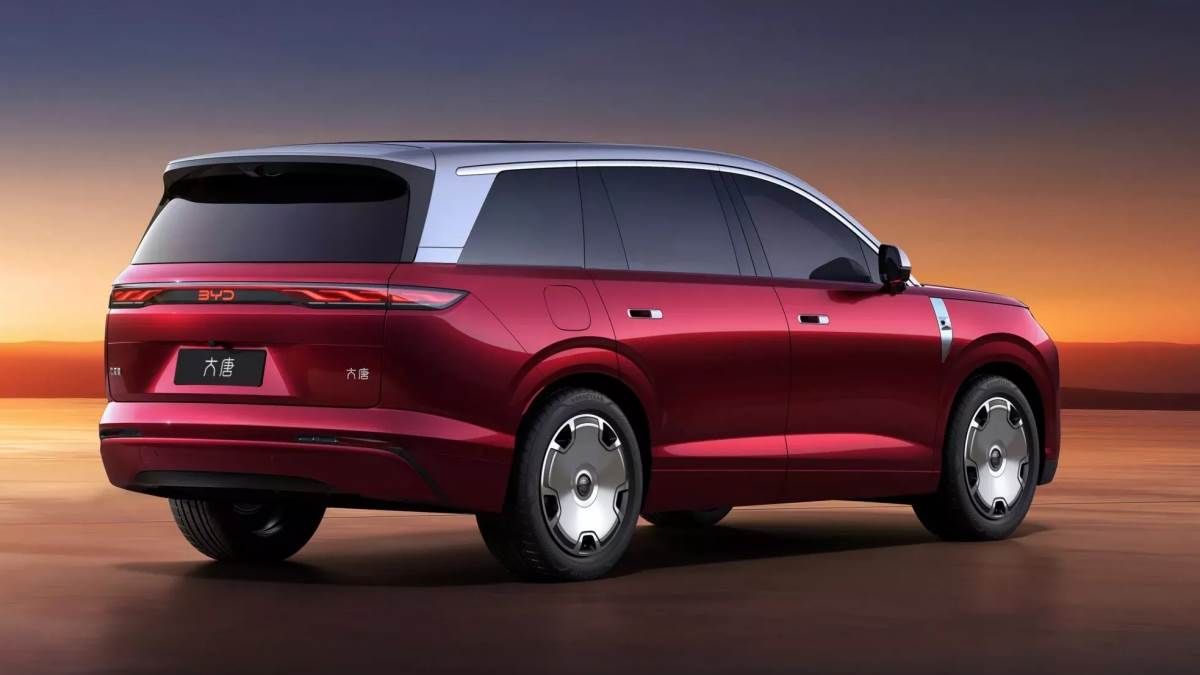 車輛外觀相當具有張力，紅銀雙色的車身塗裝，在莊重中帶有一絲前衛的科技質感。（圖／比亞迪提供）