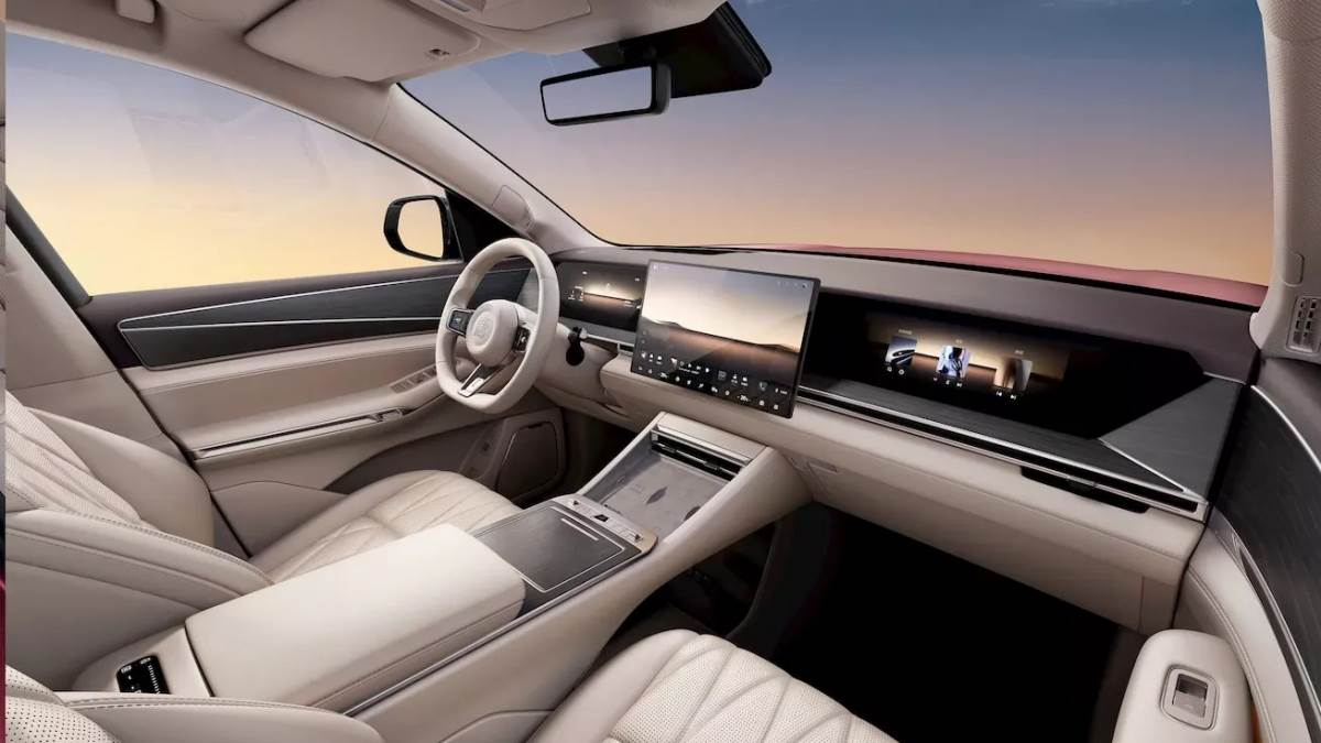 儀表台由多塊高解析度螢幕組成的數位牆所佔據，除了駕駛與副駕駛專屬的娛樂螢幕外，車頂還配備了一塊可摺疊的大型吸頂螢幕。（圖／比亞迪提供）