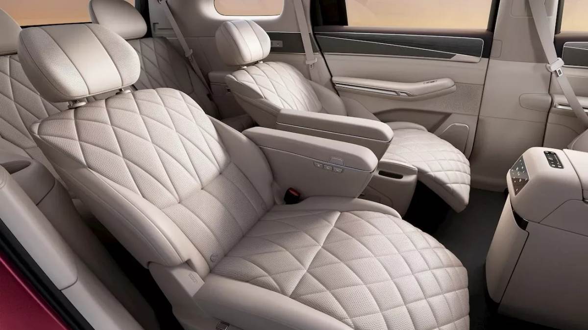 座椅採用了商務感十足的2＋2＋3七座佈局，每一張都具備了通風、加熱、按摩與電動多向調節功能。（圖／比亞迪提供）