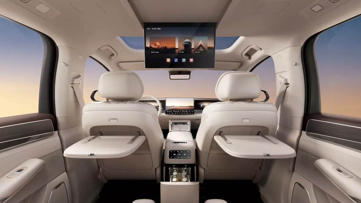 車輛第二排座椅空間相當舒適，還配備桌子與冰箱。（圖／比亞迪提供）