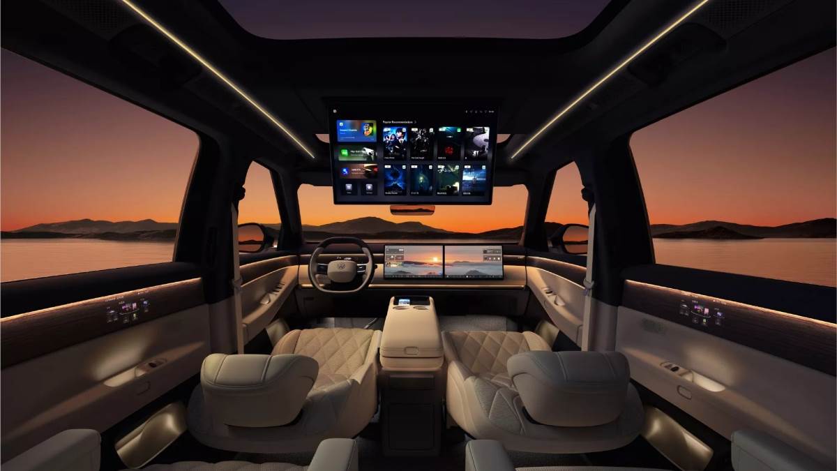 車頂配備巨型螢幕，讓整輛車變成一個舒適的視聽空間。（圖／福斯提供）