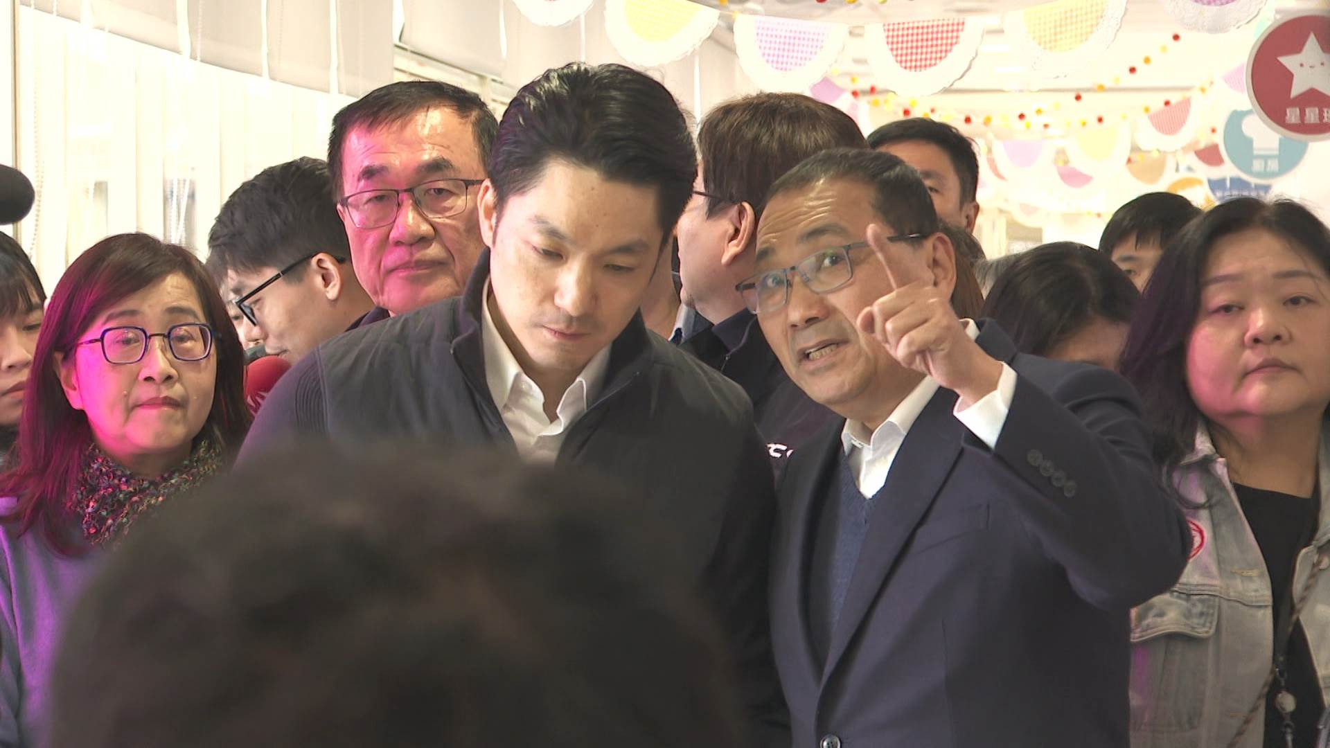 臺北市長蔣萬安一邊參觀一邊提問，了解場地環境與設備規劃。（圖／東森新聞）