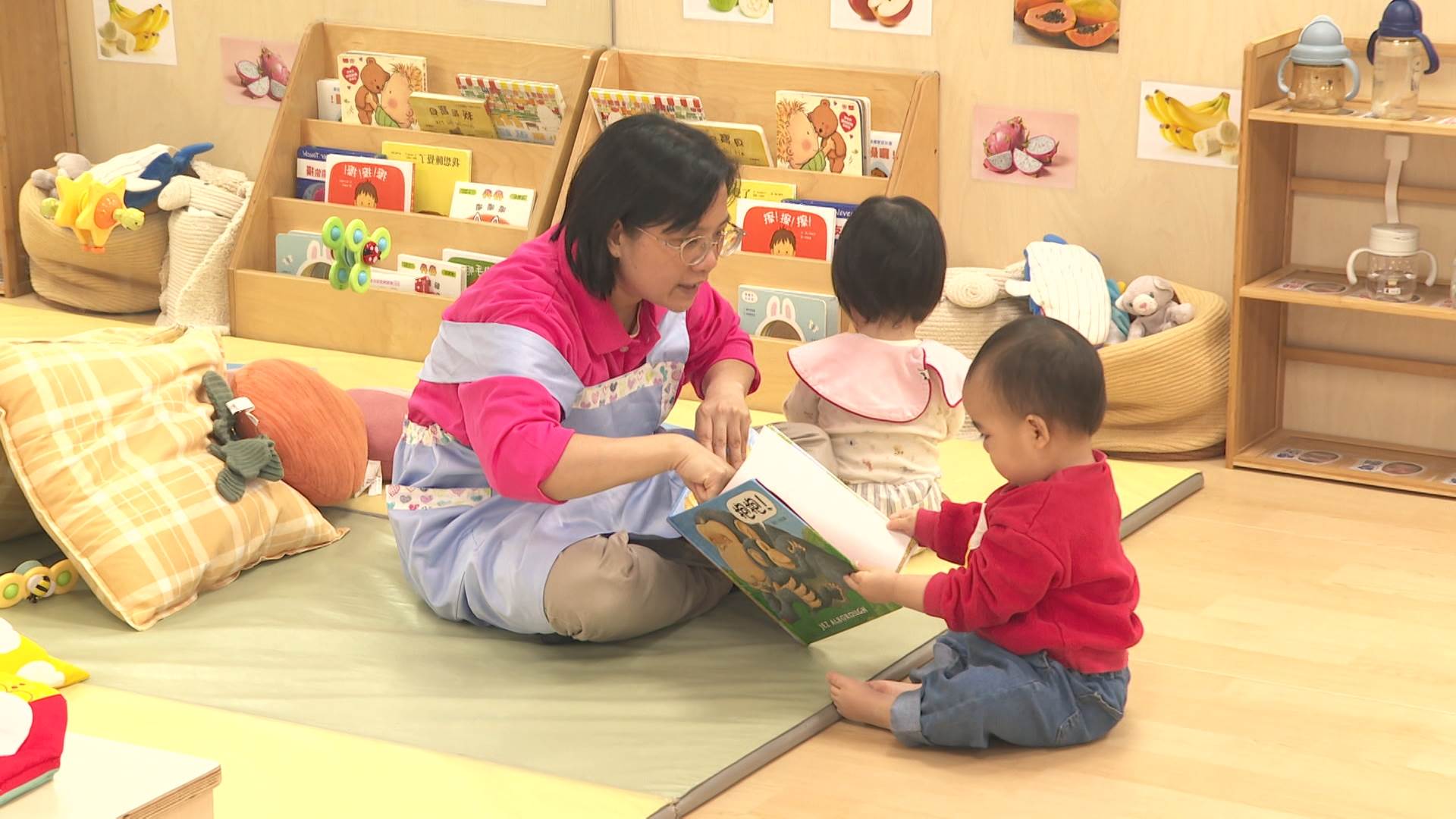 新北市透過跨局處整合與公私協力打造托育中心，目前共有130家，家外托育率更突破45%，量能穩居全國第一。（圖／東森新聞）
