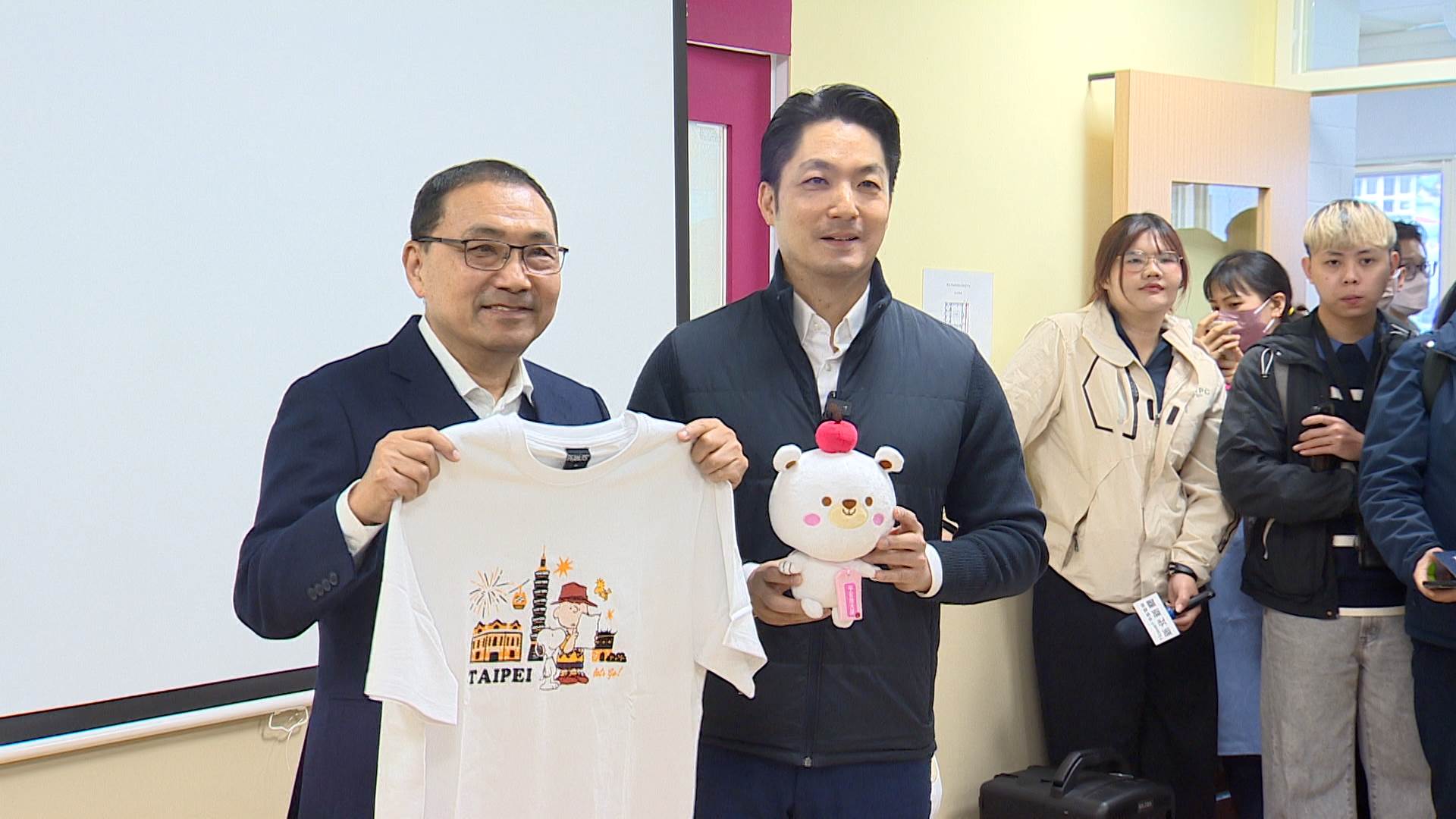 雙方市長互贈禮物，展現雙北攜手守護下一代的承諾。（圖／東森新聞）