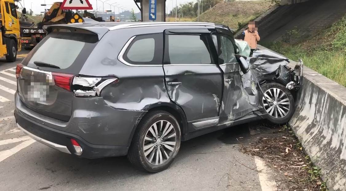 事故發生後，警方與救護人員迅速趕到現場處理。（圖／東森新聞）