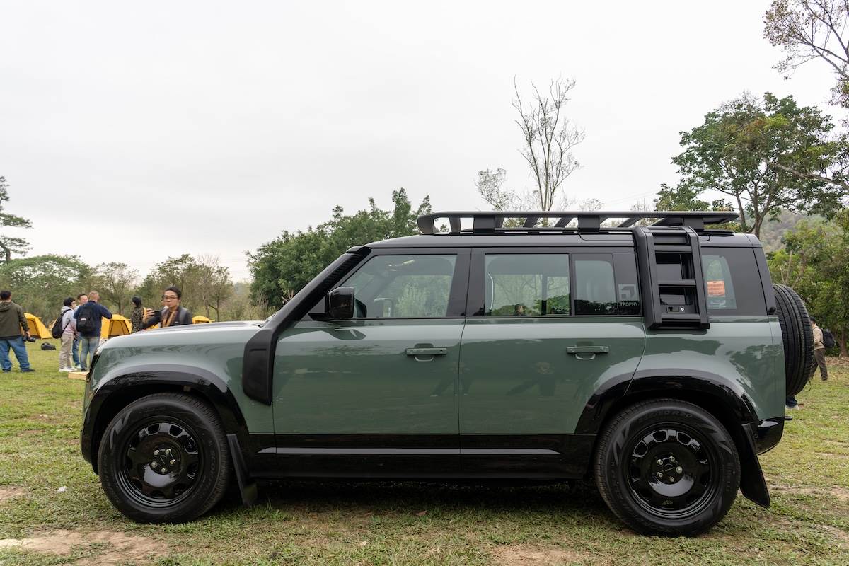 凱西克綠（Keswick Green），輪圈搭載全新20吋亮澤黑色鋁合金輪圈，還有黑色展開式車頂梯與加高空氣吸入孔。（圖／林昱丞攝影）