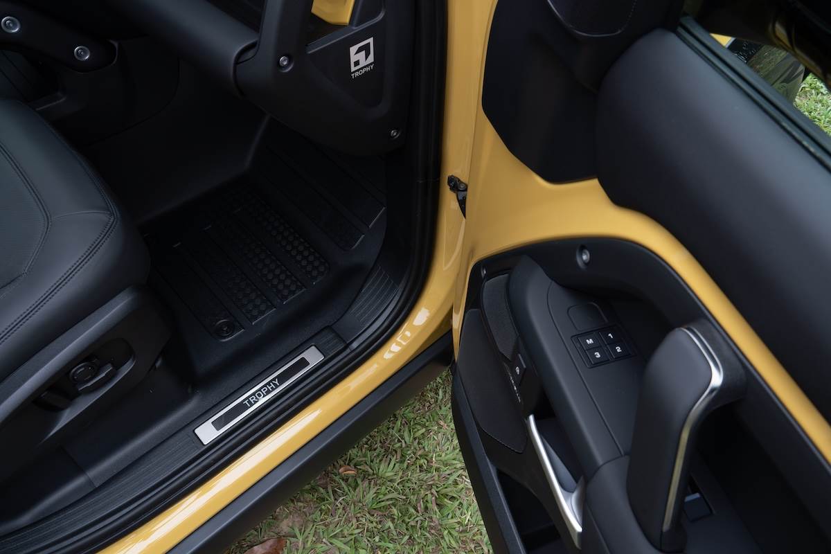 Trophy發光車門踏板以及Trophy雷射蝕刻徽飾。（圖／林昱丞攝影）