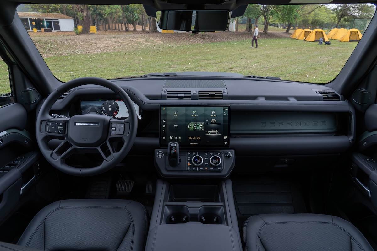 外露式儀表板橫樑施以車身同色塗裝。（圖／林昱丞攝影）