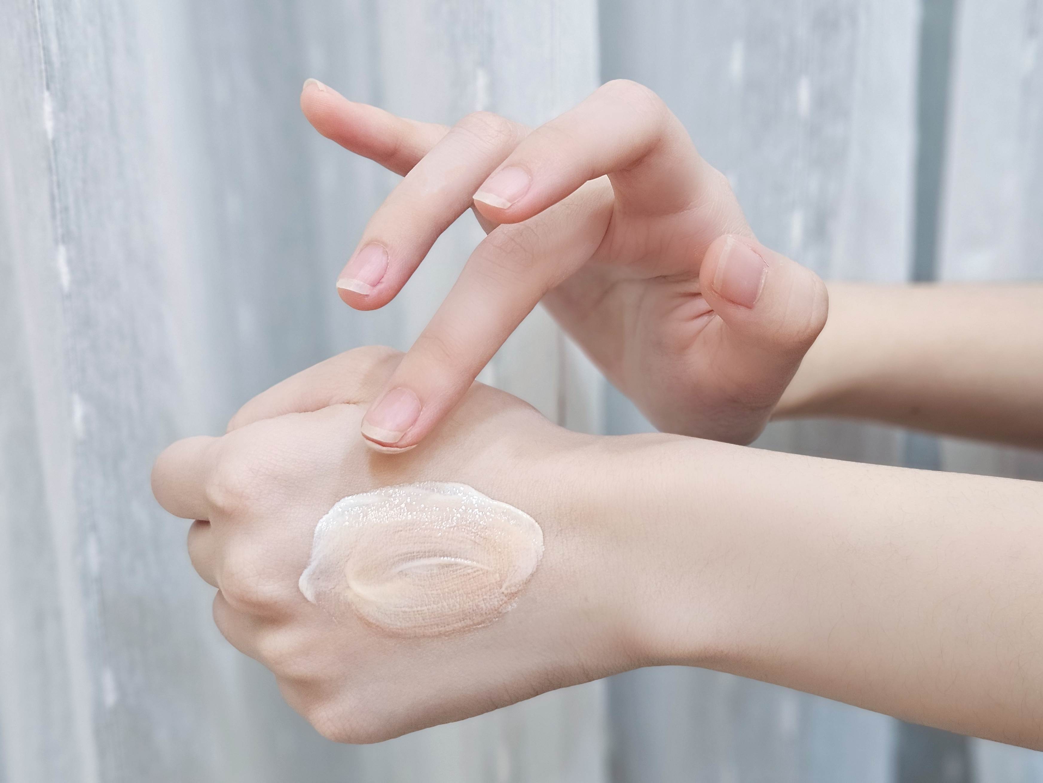 雅漾亮顏潤色防曬乳 SPF50+，推開後會隨延展轉為更貼近膚色的色調。（圖／東森新聞）