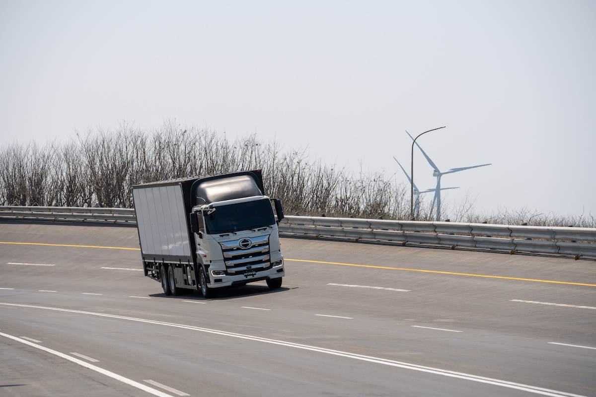 車輛在ARTC高速周回路上測試ACC主動式車距維持系統與LDWS車道偏離警示系統。（圖／林昱丞攝影）