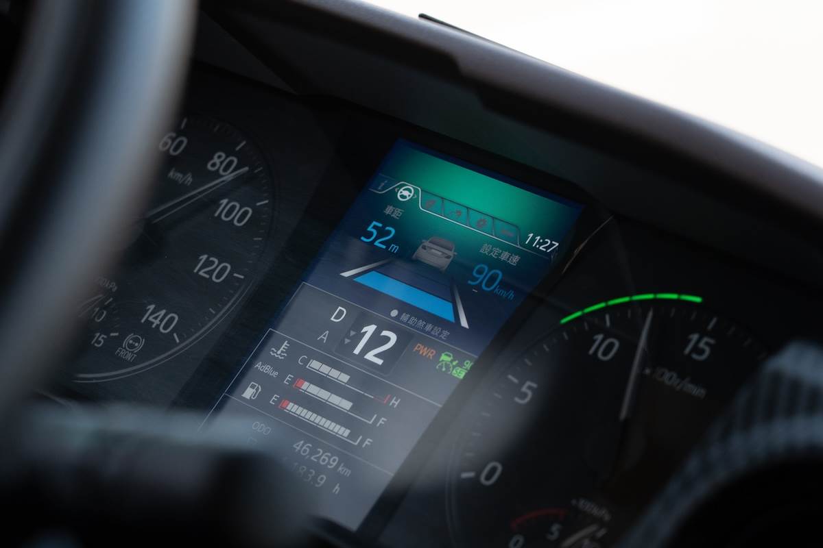 ACC主動式車距維持系統與一般乘用車操作幾乎無異，還可顯示與前車距離。（圖／林昱丞攝影）