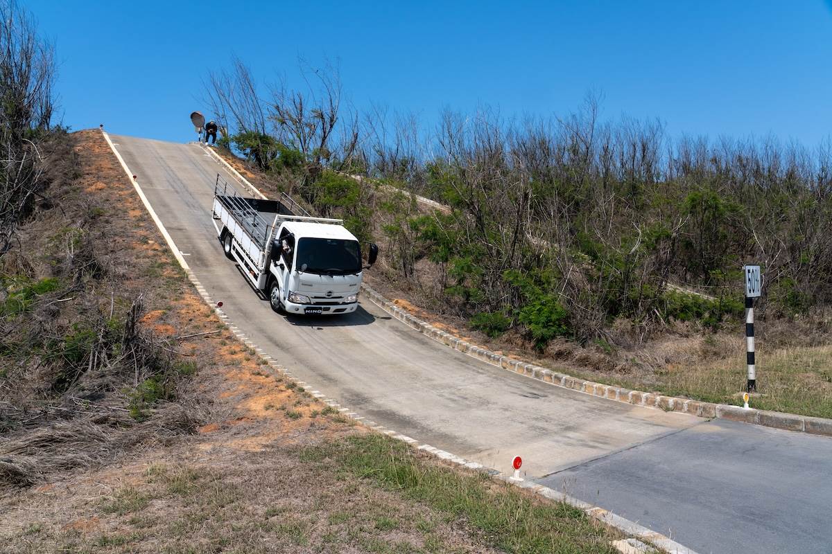 HINO車款能夠於陡坡起步時自動控制車輛，防止車輛在坡道上溜退或失控。（圖／林昱丞攝影）