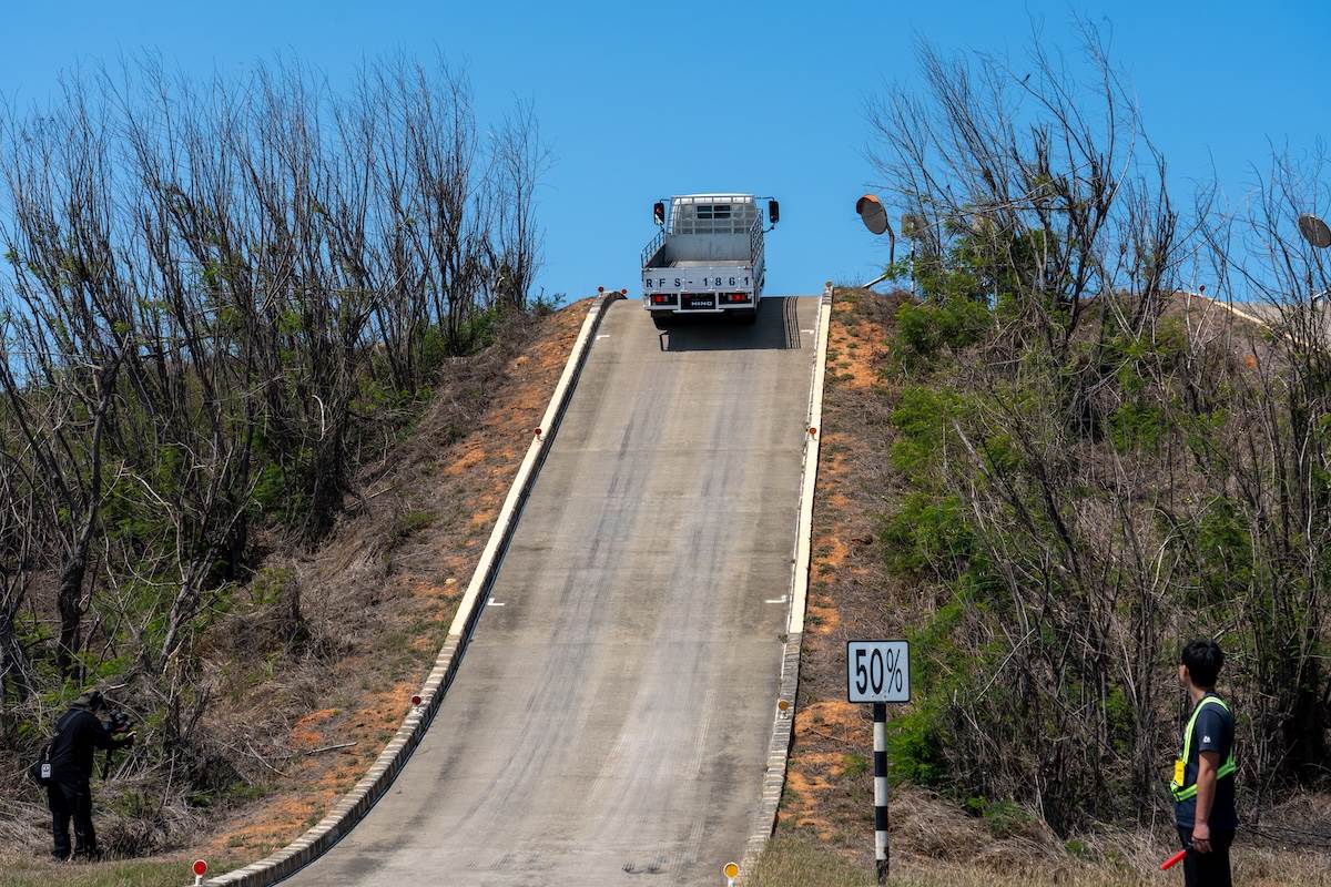 HINO車款能夠於陡坡起步時自動控制車輛，防止車輛在坡道上溜退或失控。（圖／林昱丞攝影）