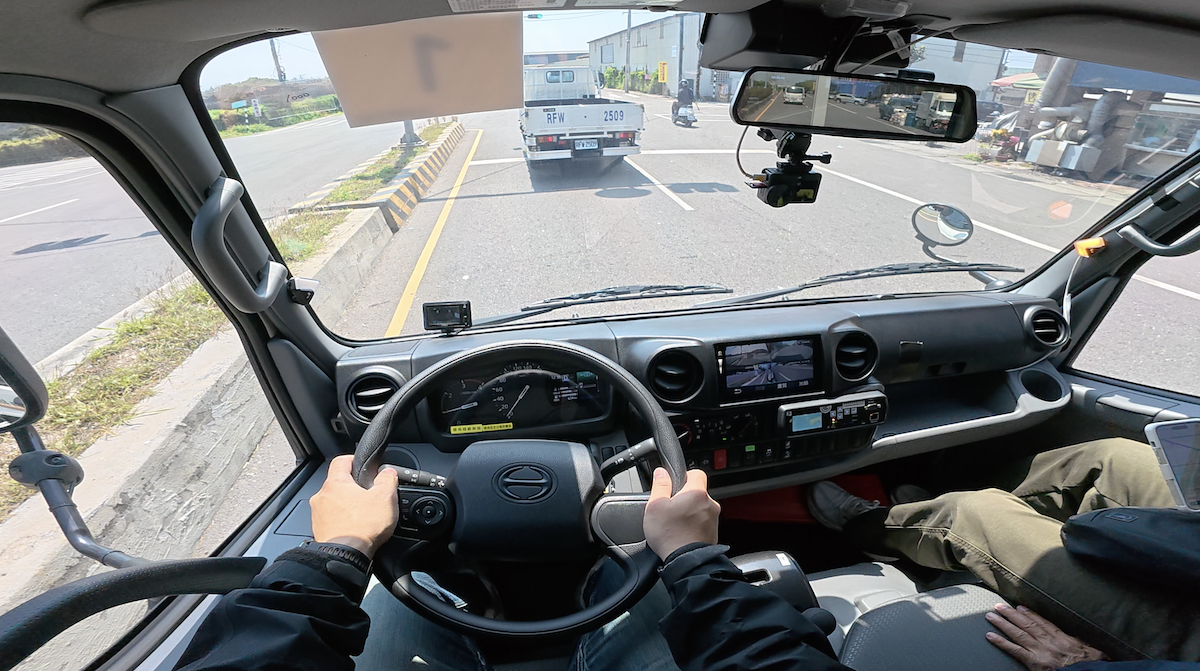 省油安駕挑戰中，透過「HINO iTRAQ車聯管理系統」，結合日野原廠授權CAN-Bus車輛訊號與先進車聯網科技，於現場看板即時呈現車輛定位、駕駛行為與油耗表現。（圖／林昱丞攝影）