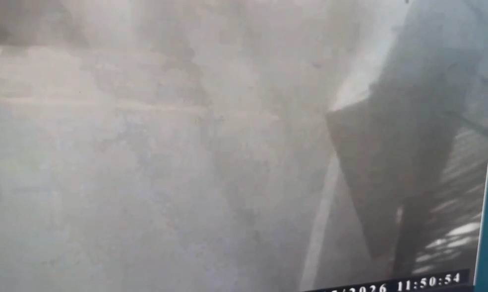 附近監視器也拍下崩塌瞬間。（圖／東森新聞）