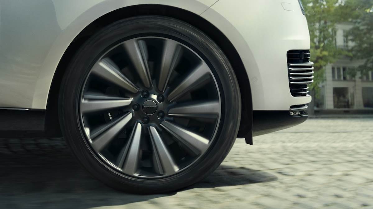 新年式車型採用全新Range Rover字樣的輪孔蓋設計強化品牌識別。（圖／JLR Taiwan提供）