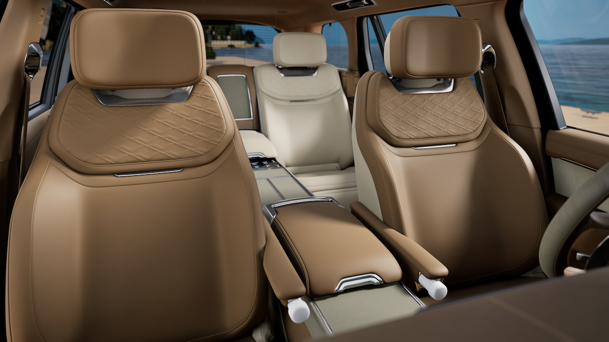 Range Rover SV雙前座椅以更為簡約俐落線條設計呈現精緻細節。（圖／JLR Taiwan提供）