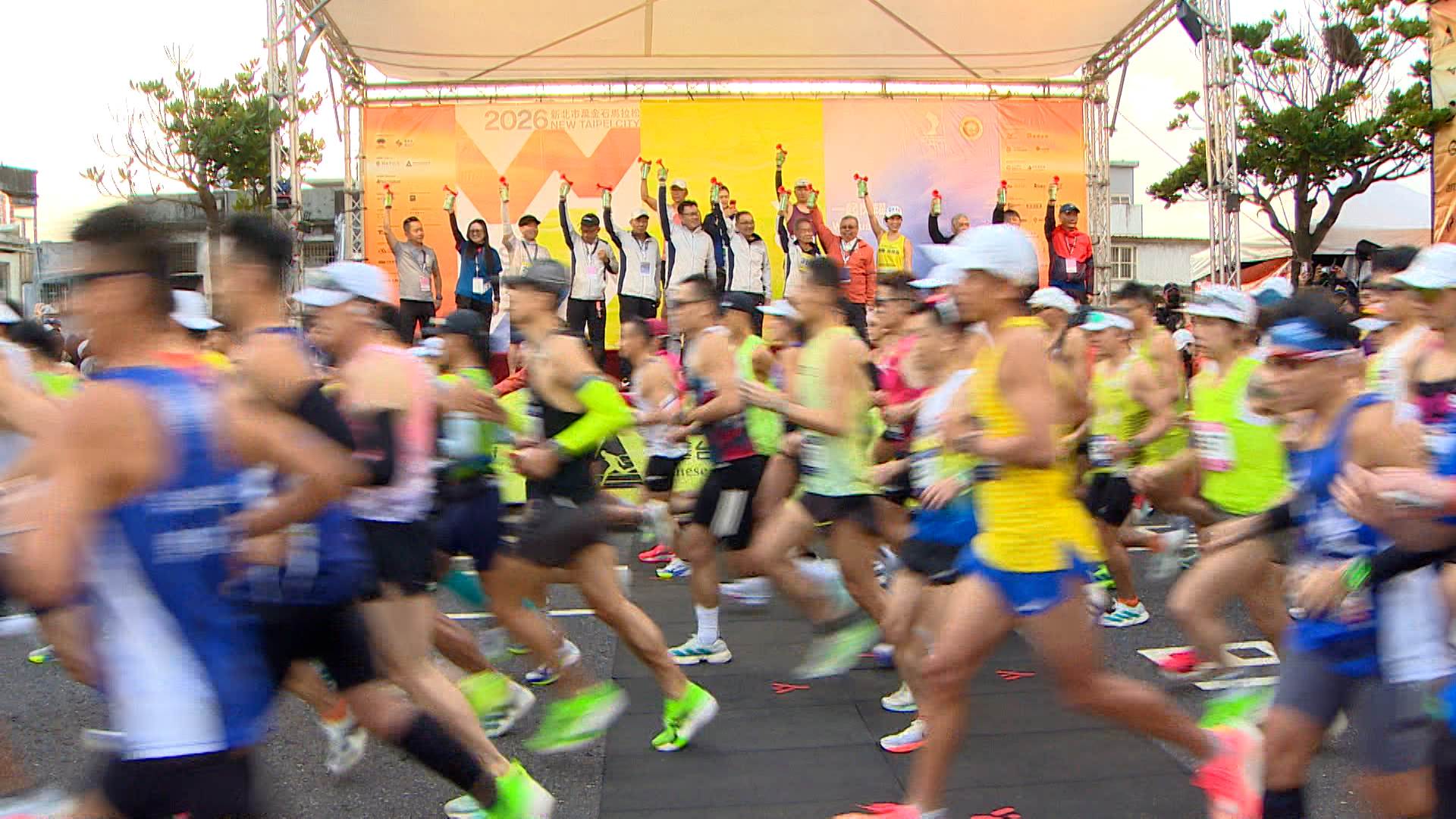 新北市長侯友宜與多位貴賓為萬金石馬拉松鳴笛起跑，1萬2千名跑者熱血開跑。（圖／東森新聞）